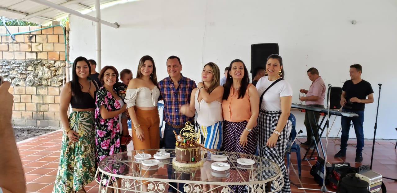 Alexandra Vásquez, Alba lucia Cortés, Ana María Vargas, Édison Ibáñez, Yesica Salas, Flora Perdomo y Alexandra.